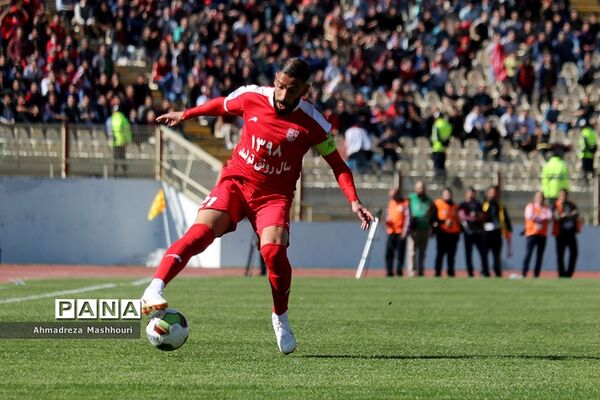 دیدار تیم‌های تراکتورسازی تبریز و  پرسپولیس تهران