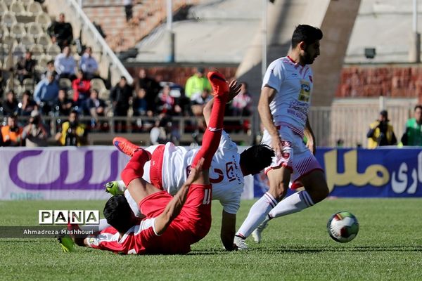 دیدار تیم‌های تراکتورسازی تبریز و  پرسپولیس تهران