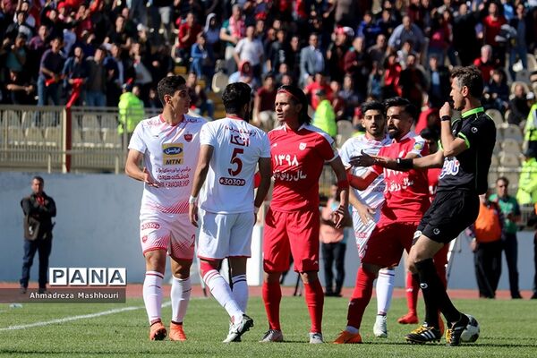 دیدار تیم‌های تراکتورسازی تبریز و  پرسپولیس تهران