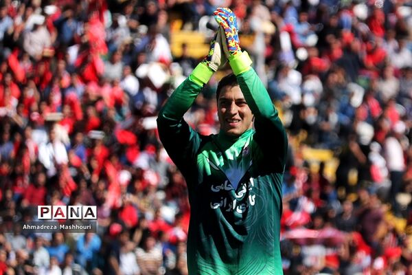 دیدار تیم‌های تراکتورسازی تبریز و  پرسپولیس تهران