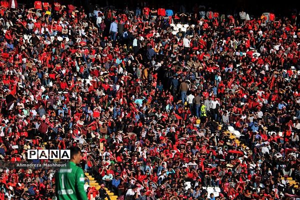 دیدار تیم‌های تراکتورسازی تبریز و  پرسپولیس تهران