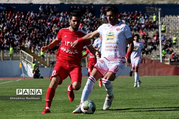 دیدار تیم‌های تراکتورسازی تبریز و  پرسپولیس تهران