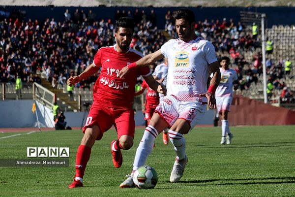 دیدار تیم‌های تراکتورسازی تبریز و  پرسپولیس تهران
