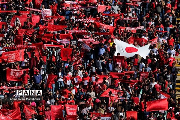 دیدار تیم‌های تراکتورسازی تبریز و  پرسپولیس تهران