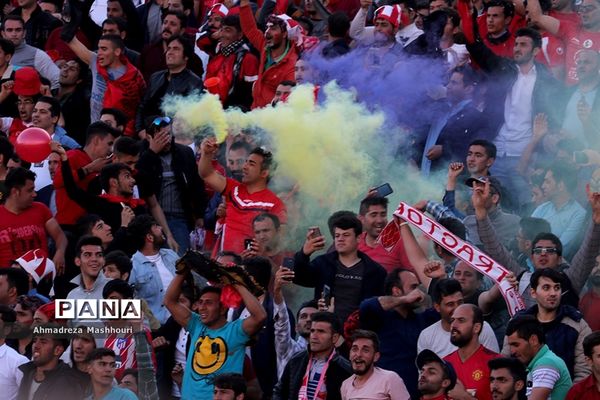 دیدار تیم‌های تراکتورسازی تبریز و  پرسپولیس تهران