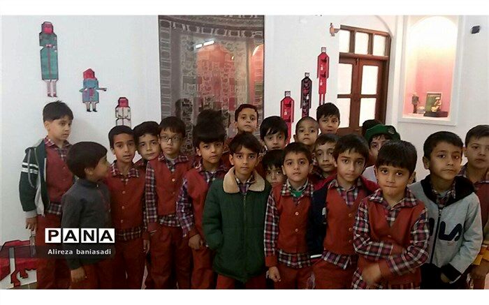 بازدید دانش آموزان پایه اولی از موزه عروسک های بیرجند پس از تدریس نشانه "ع"