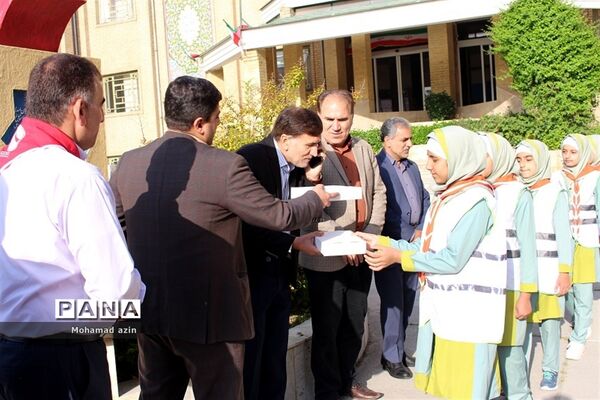 قدردانی دانش آموزان پیشتاز ازمعلمان