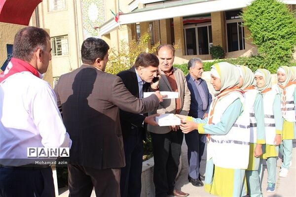 قدردانی دانش آموزان پیشتاز ازمعلمان