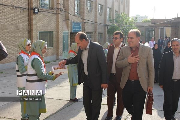 قدردانی دانش آموزان پیشتاز ازمعلمان