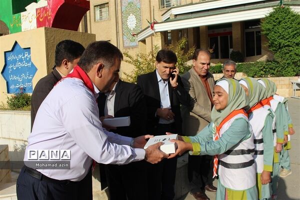 قدردانی دانش آموزان پیشتاز ازمعلمان