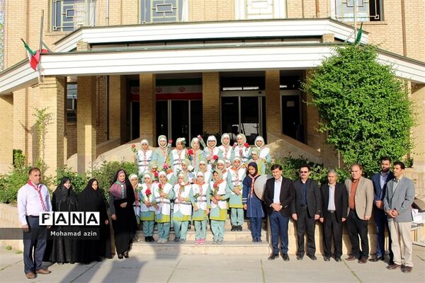 قدردانی دانش آموزان پیشتاز ازمعلمان
