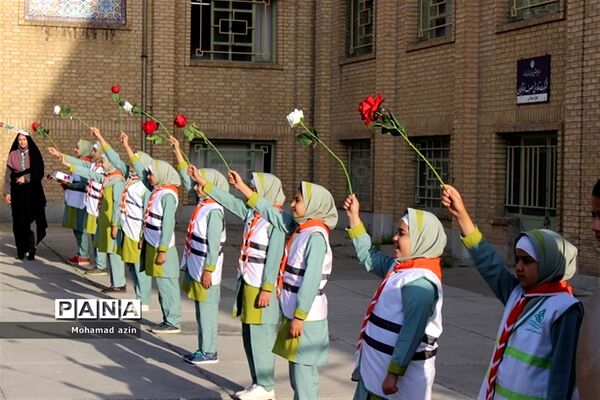 قدردانی دانش آموزان پیشتاز ازمعلمان