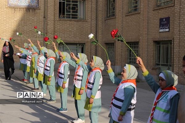 قدردانی دانش آموزان پیشتاز ازمعلمان