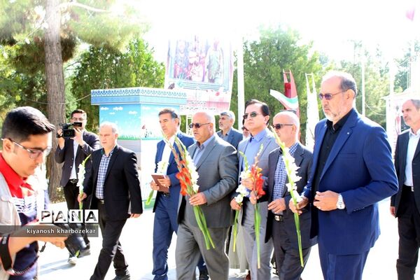 غبار روبی مزار شهدای ارومیه بمناسبت هفنه بزرگداشت معلم