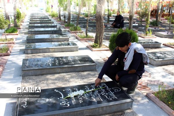 غبار روبی مزار شهدای ارومیه بمناسبت هفنه بزرگداشت معلم