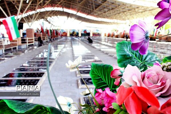 مراسم عطرافشانی و گلباران مزار شهدا به مناسبت هفته معلم در تبریز