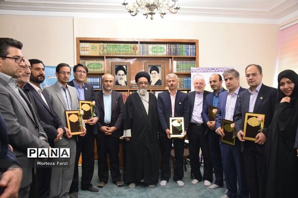 دیدار فرهنگیان و معلمین منتخب استان با امام جمعه تبریز