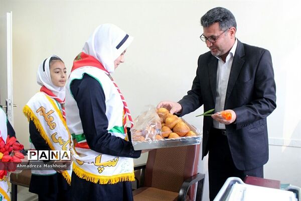 استقبال پیشتازان آذربایجان شرقی از کارکنان ستادی آموزش و پرورش استان به مناسبت هفته معلم