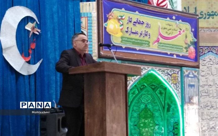 آینده جامعه در گرو تکریم معلم است