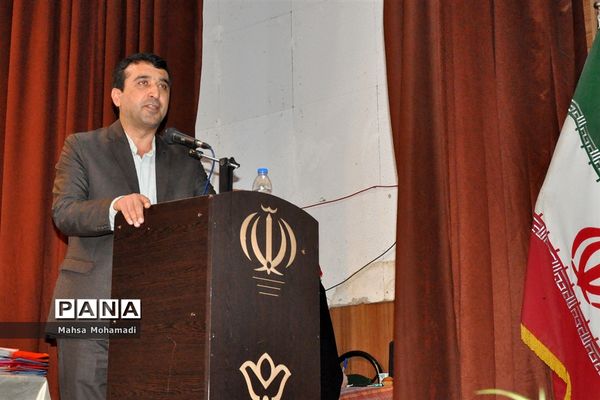 تجلیل از مربیان و اعضای برگزیده تشکلات پیشتازان و هلال احمر در بابل