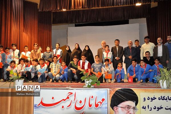 تجلیل از مربیان و اعضای برگزیده تشکلات پیشتازان و هلال احمر در بابل