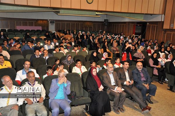 تجلیل از مربیان و اعضای برگزیده تشکلات پیشتازان و هلال احمر در بابل