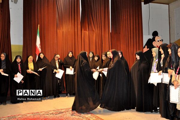 تجلیل از مربیان و اعضای برگزیده تشکلات پیشتازان و هلال احمر در بابل