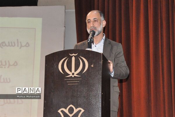 تجلیل از مربیان و اعضای برگزیده تشکلات پیشتازان و هلال احمر در بابل