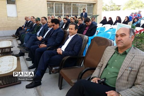 نواختن زنگ سپاس معلم در دبستان شیخ عاملی شهرستان فردوس