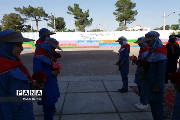 نواختن زنگ سپاس معلم در دبستان شیخ عاملی شهرستان فردوس