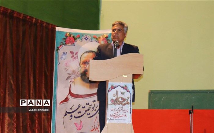 از معلمان و فرهنگیان شهرستان ابرکوه تجلیل شد