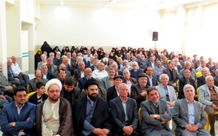 تجلیل از بازنشستگان مدیریت آموزش وپرورش شهرستان اردستان انجام شد