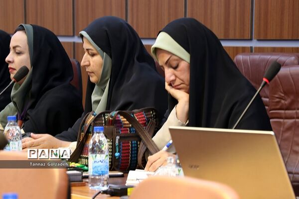 نشست هماهنگی پوشاک و سرویس مدارس در سازمان دانش‌آموزی خوزستان