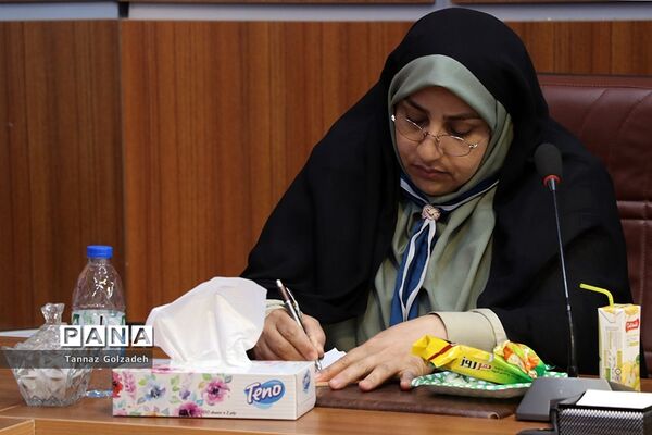 نشست هماهنگی پوشاک و سرویس مدارس در سازمان دانش‌آموزی خوزستان