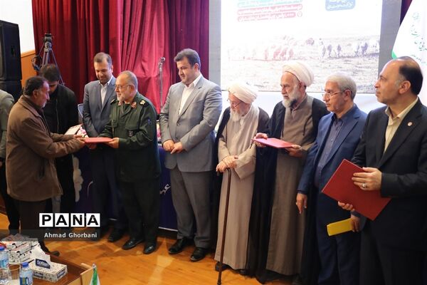 اهدای کمک‌های ستاد اجرایی فرمان امام به مناطق سیل‌زده مازندران