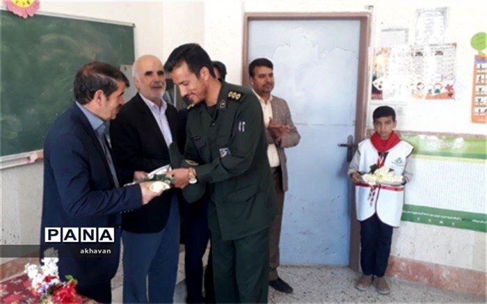 تجلیل از معلمان وکادر آموزشی دبستان پسرانه شاهد شهید مدرس بهاباد