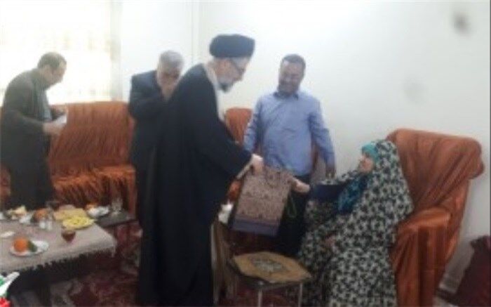 دیدار مسئولان شهرستان ری با خانواده شهدای فرهنگی