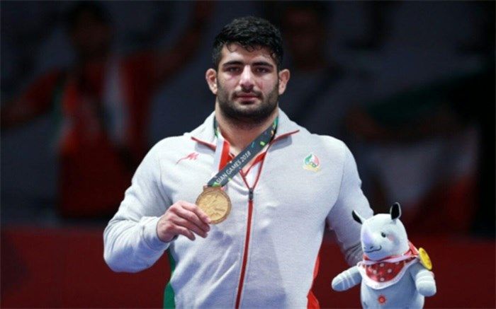 کشتی گیر البرزی مدال طلای  خود را برای  کمک به آزادی زندانیان غیرعمد اهداء کرد
