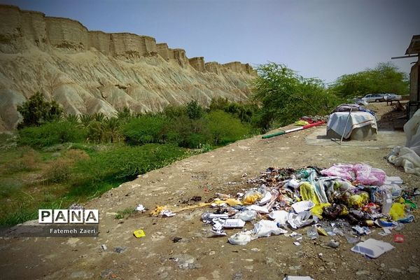 طبیعت امام زاده میر ابول(ع)  لارستان،  در انحصار زباله ها