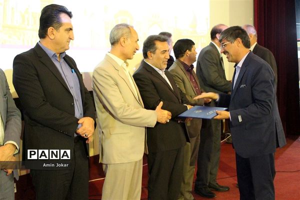 همایش تجلیل از رانندگان برتر  و عوامل اجرایی سرویس مدارس شهر شیراز