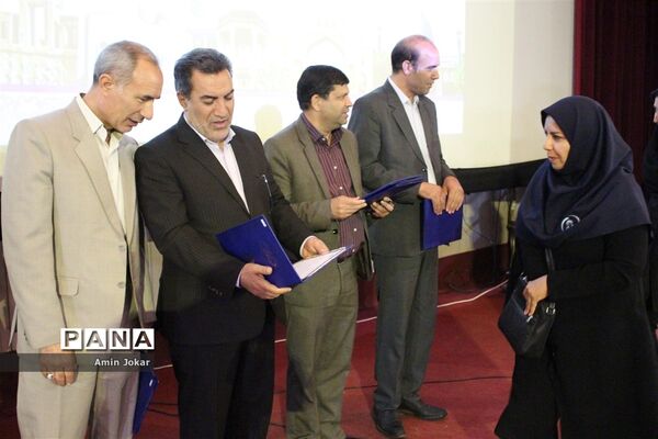 همایش تجلیل از رانندگان برتر  و عوامل اجرایی سرویس مدارس شهر شیراز