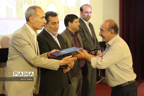 همایش تجلیل از رانندگان برتر  و عوامل اجرایی سرویس مدارس شهر شیراز
