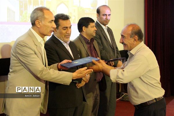 همایش تجلیل از رانندگان برتر  و عوامل اجرایی سرویس مدارس شهر شیراز