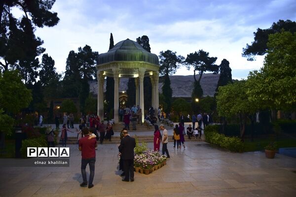 حال و هوای آرامگاه حافظ در ماه  مبارک رمضان