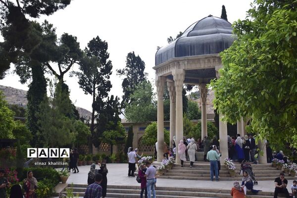 حال و هوای آرامگاه حافظ در ماه  مبارک رمضان