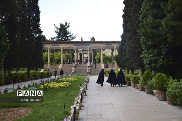 حال و هوای آرامگاه حافظ در ماه  مبارک رمضان