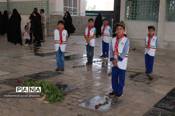 غبارروبی و عطرافشانی مزار شهدا از سوی پیشتازان و خبرنگاران پانای خراسان جنوبی