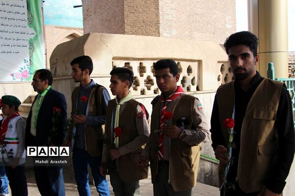 غبارروبی و عطرافشانی مزار شهدا از سوی پیشتازان و خبرنگاران پانای خراسان جنوبی
