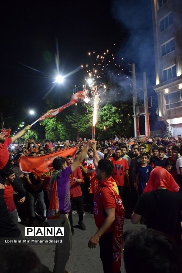 شادی پرسپولیسی‌های بابل برای  قهرمانی در لیگ برتر