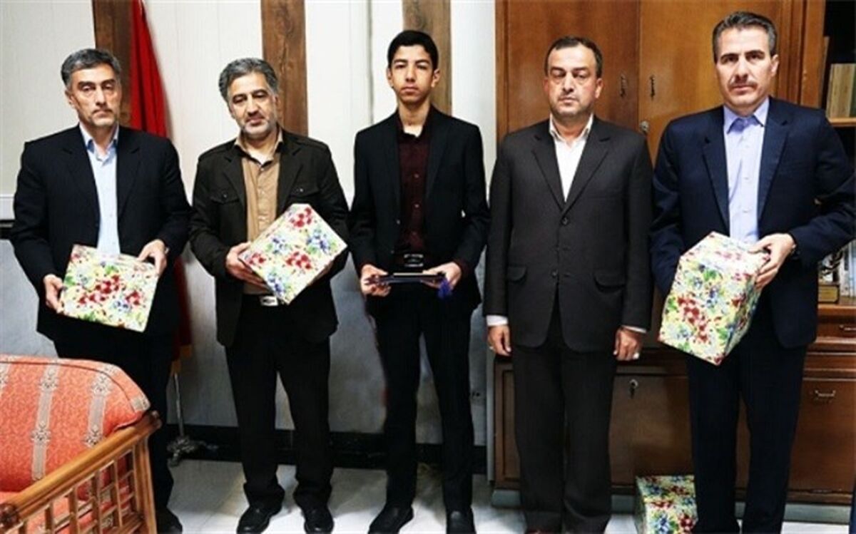 معاون استاندار و فرماندار ویژه میانه از دانش آموز حافظ قرآن تجلیل کرد